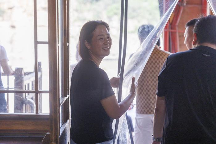 晋显芳招呼游客。新京报记者 王子诚 摄