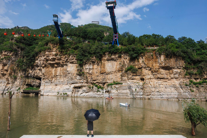 拒马乐园已经开始营业，游客前来体验蹦极。新京报记者 王子诚 摄