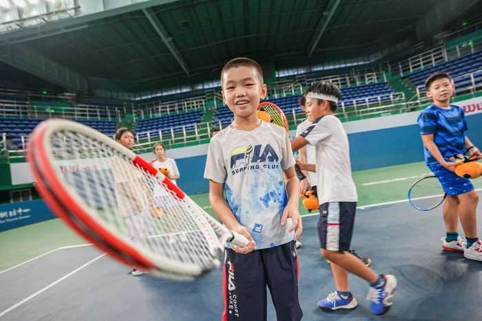 暑假期间网球热度升高，不少小朋友前来学习网球。上海久事体育供图