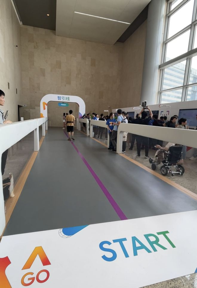 这位大哥很厉害，我走到三分之一处就歪了丨作者拍摄