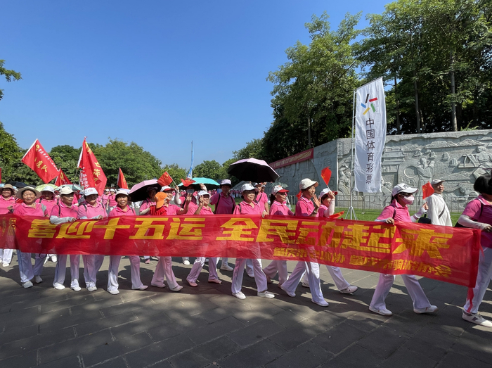 △ 在徒步活动中，老年徒步爱好者沿着牌坊公园出发，精神饱满，欢声笑语，向全市群众传递全民健身、银龄健康的正能量。陈小波 摄