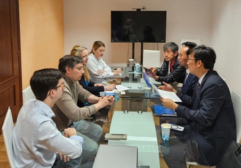 陈勇植牧师与马德里牧师协会、西班牙基督教律师协会成员就“全能神”难民申请问题举行会谈。原文配图