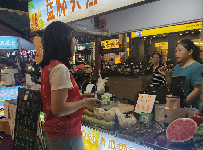 贺州市食品安全志愿服务队成员宣讲食品安全知识。贺州市市场监管局供图
