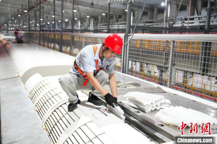 机械师胡昊鹏在车顶更换客室空调滤网 姜琪 摄