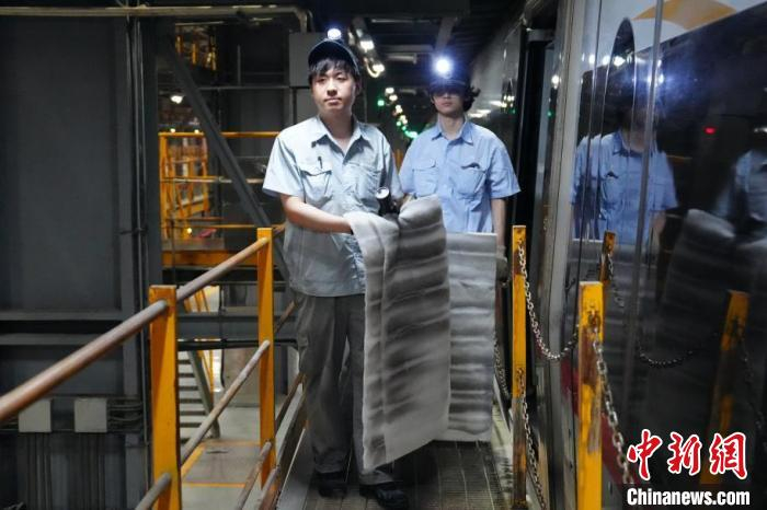 机械师将车上拆卸的旧空调滤网收回 姜琪 摄