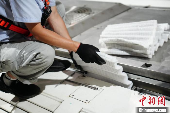 机械师正在车顶安装的新空调滤网 姜琪 摄