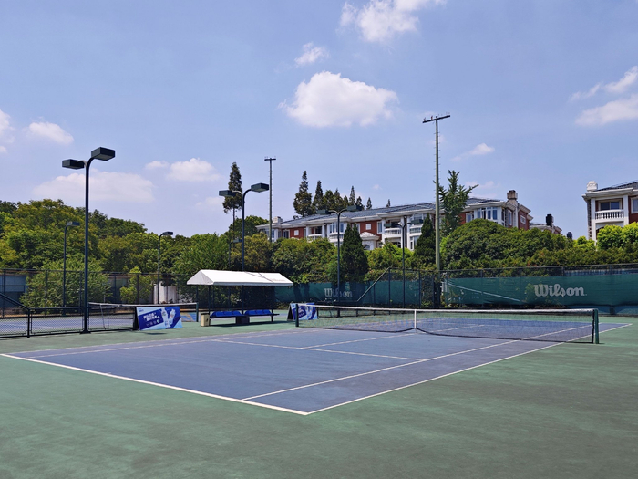 8月7日中午12点，仙霞网球中心室外场地因高温暂无人预约使用，上午及晚上爆满。新京报贝壳财经记者 俞金旻 摄