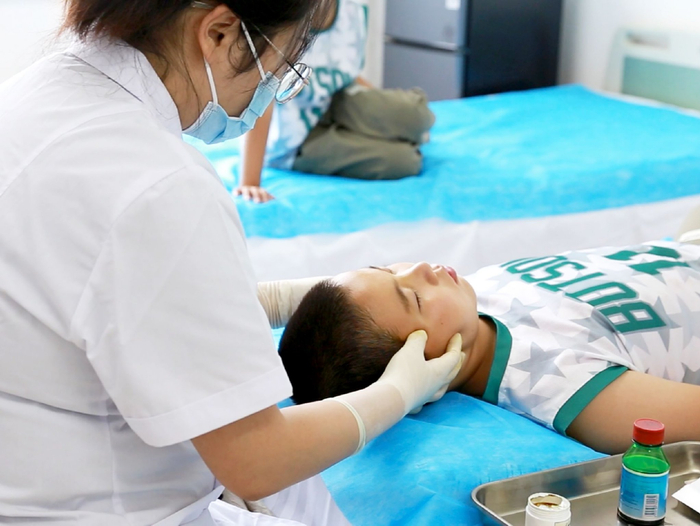     青少年正接受“五联疗法”治疗。 林荫摄