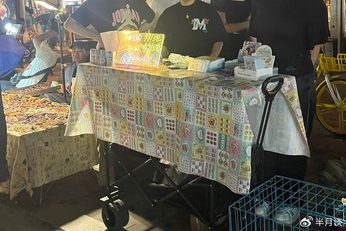 天津市和平区某商业街，几位年轻人在摆摊卖卡牌。新华社记者 徐思钰 摄