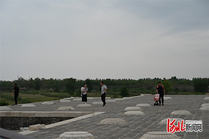 近日，游客在元中都国家考古遗址公园内游览参观。河北日报记者 郭晓通摄