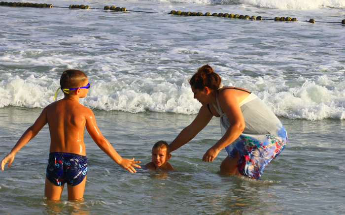 除了海岛风光，便捷的免签政策吸引很多国外游客来到海南。