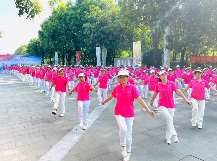 △ 数百名老年人体育爱好者在市牌坊公园举行2场广场舞、腰鼓舞、柔力球、太极拳等项目的展演活动。梁亮 摄