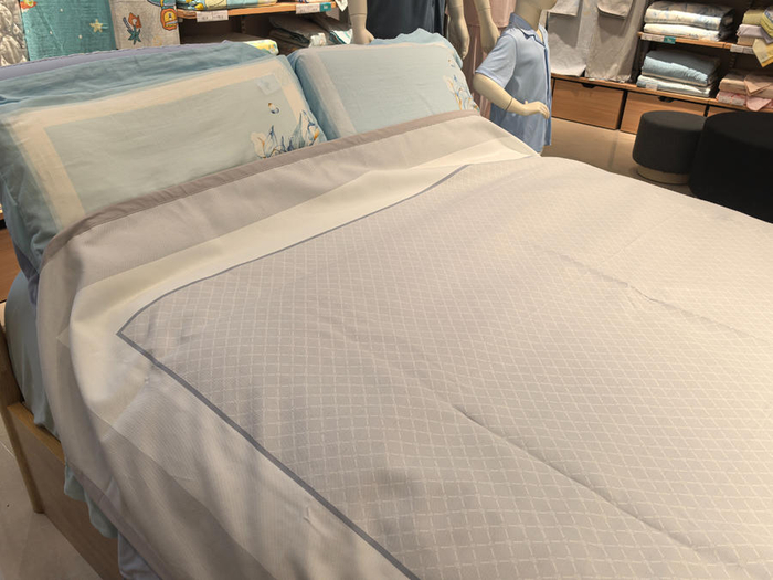 一款纯棉材质的凉席。（中国商报记者 于佳鑫/摄）