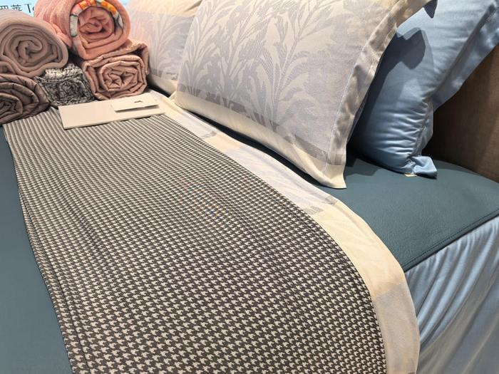 据销售人员介绍，这款100%竹纤维凉席是今年夏天店内销量最高的款式。（中国商报记者 于佳鑫/摄）