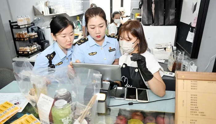 执法人员对一网红饮品店进行检查