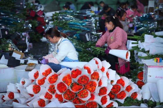 商家使用真棉花提高保湿效果。资料图片