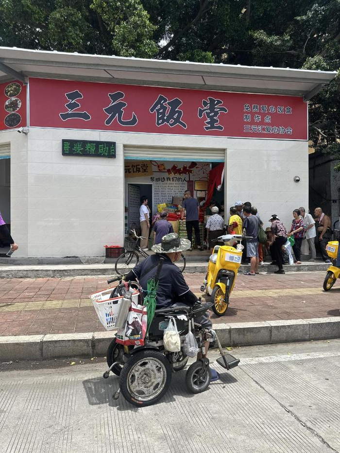 　　三元饭堂的墙上写着帮助过他们的人。受访者供图