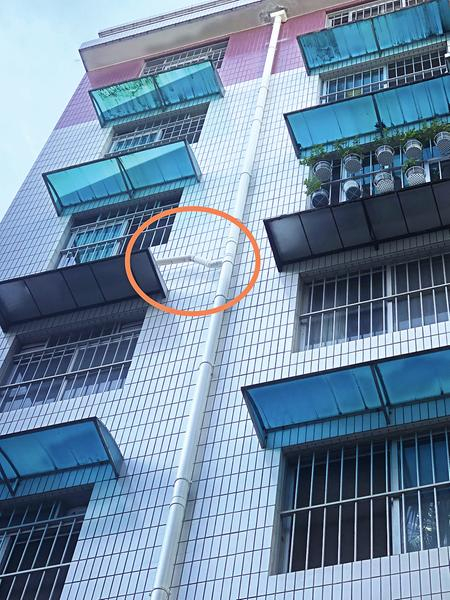 ▲5楼住户改造过的厨房排污管道（画圈处）。