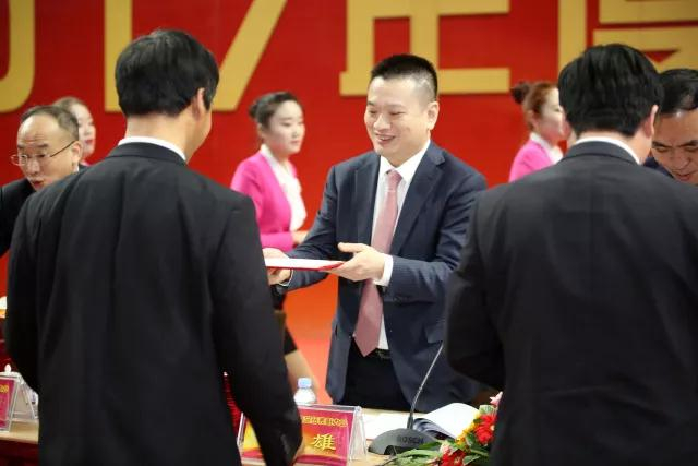 　　图片说明：徐雄在2017年公司表彰大会上为优秀员工颁奖。图片来源：公司官网