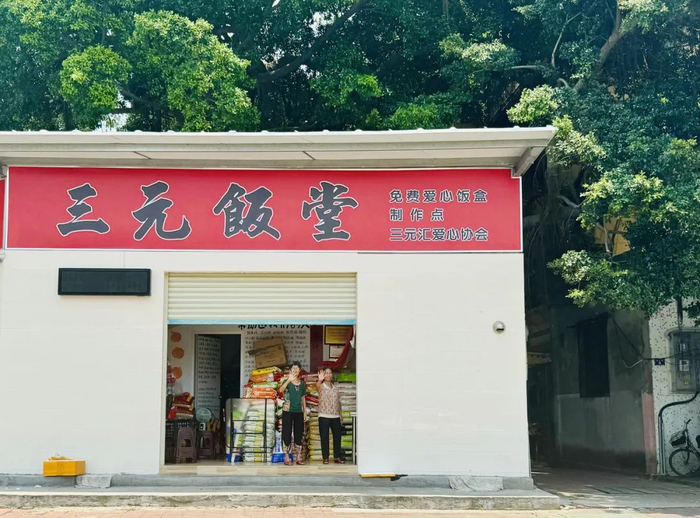 饭堂的两位义工老姨。受访者供图