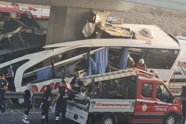 土耳其高速公路一大巴发生交通事故 已致9死26伤