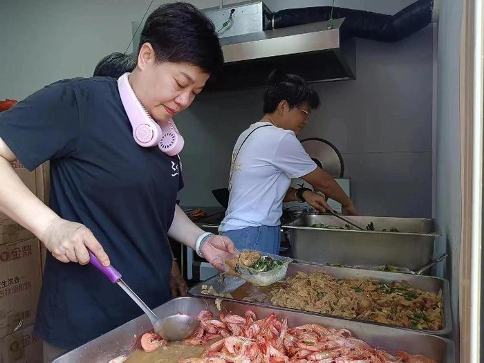 　　李秋萍在三元饭堂帮忙。受访者供图