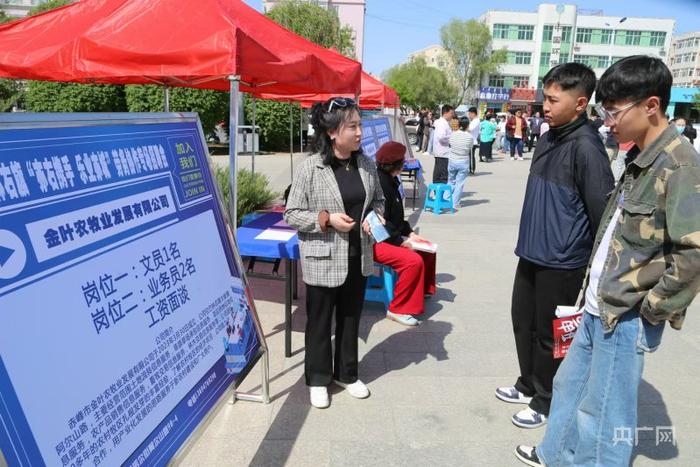 巴林右旗劳务协作专场招聘会现场（央广网见习记者 杨亚东 摄）