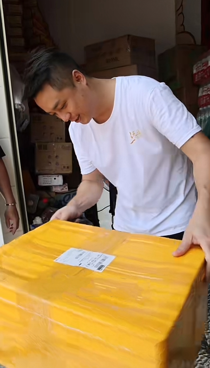 肖毅和热心网友捐赠给饭堂的物资。受访者供图