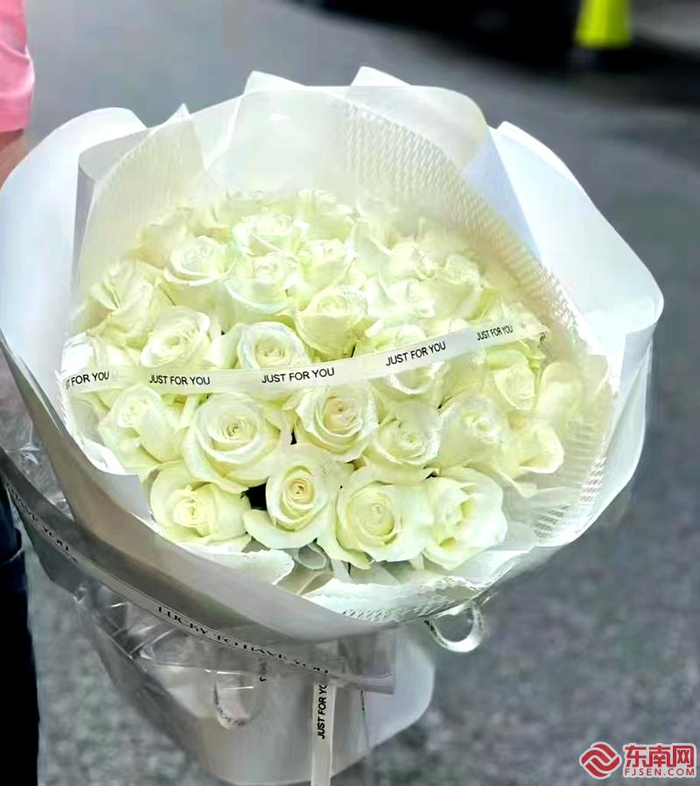 七夕将至，花店里各色玫瑰花十分走俏，尤其是彰显个性特色的花。