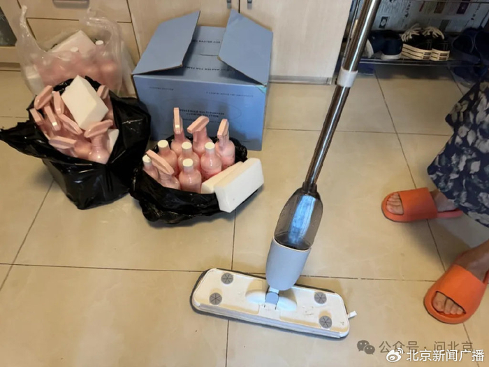 杨女士家中成箱的清洁剂和赠品拖把/木子 摄