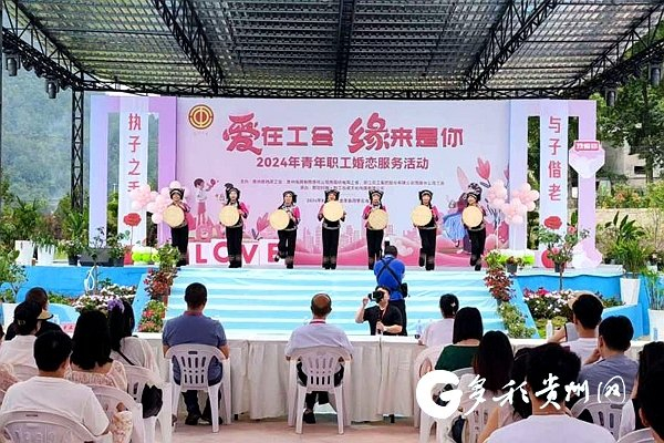 活动在独具特色的民族歌舞表演中拉开帷幕