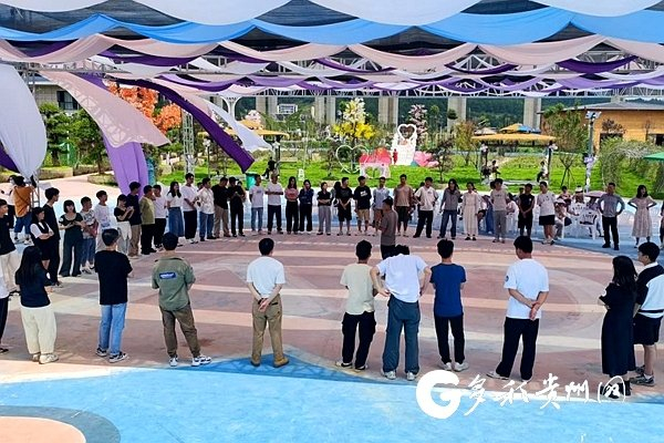 活动现场，各单位的青年男女积极参与其中