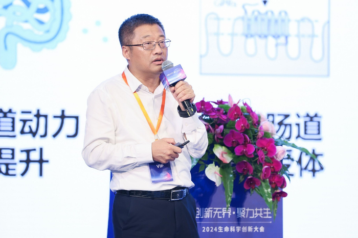 图为中国工程院院士、江南大学校长陈卫主题演讲