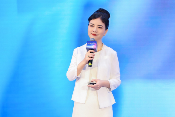 图为拜耳中国传播副总裁张蕾致闭幕词