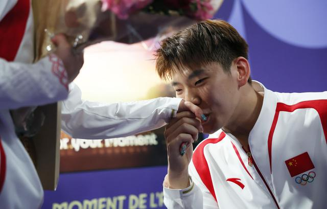 8月2日，刘雨辰在求婚时亲吻黄雅琼的手背。新华社记者 陈斌 摄