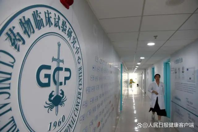 中国医科院肿瘤医院药物临床试验中心的走廊墙上，贴满了已经在此完成临床试验并且上市的新药图标。牛宏超摄