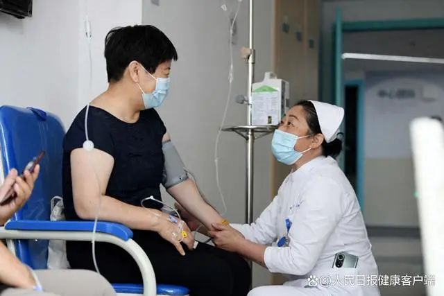 2024年6月13日，中国医学科学院肿瘤医院药物临床试验中心受试者病房里，护士在和新药受试者聊天。牛宏超摄