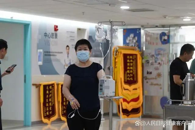 2024年6月13日，59岁的肺癌患者朱玉（化名）在接受注射后即将回到病房。牛宏超摄