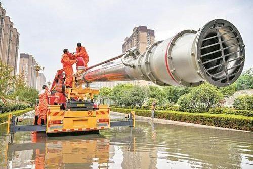 8月9日上午，石家庄市排水管护中心工作人员在裕华路西三环地道桥使用大型抽排设备清理积水。 河北日报记者 赵 杰摄