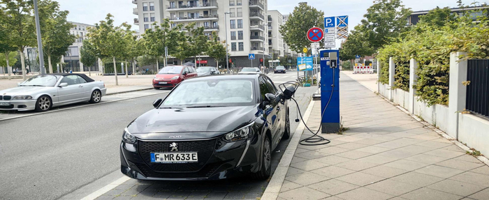 图片说明：法兰克福街头一辆正在充电的电动汽车