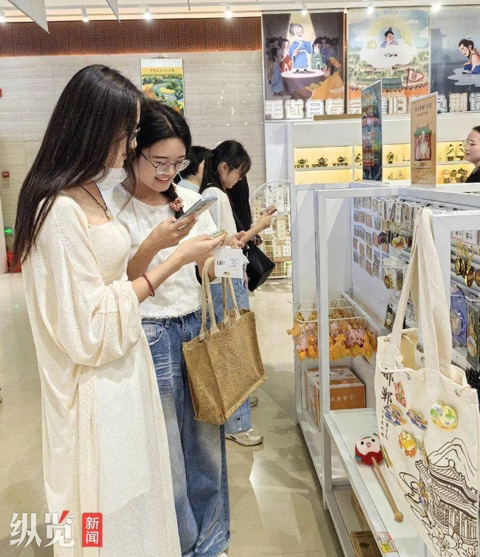 邯博文创产品吸引了众多入馆游客。邯博供图。