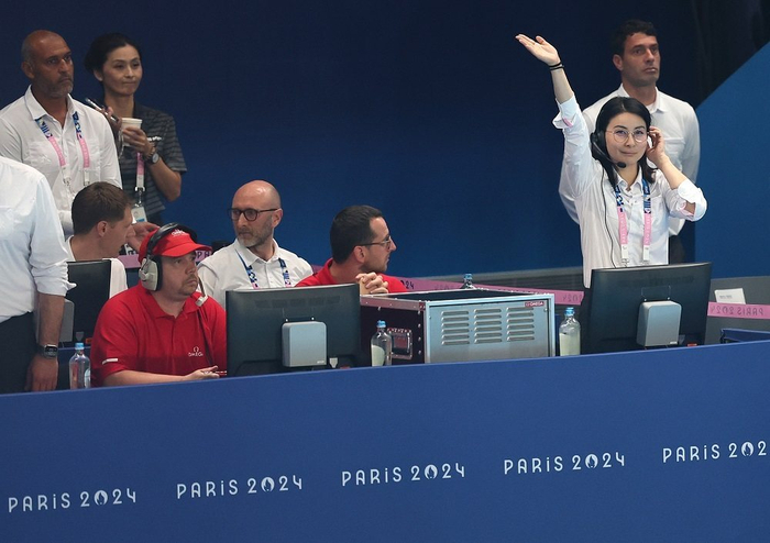 7月27日，世界泳联跳水技术委员会委员郭晶晶（前右）在比赛前向观众致意。新华社记者李明摄