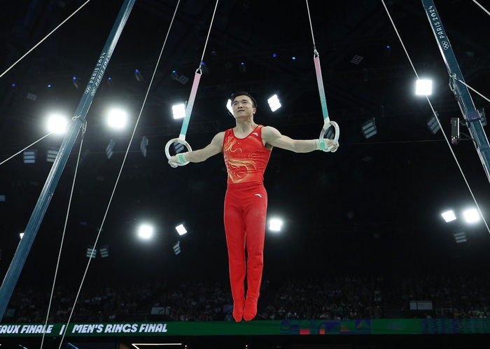 8月4日，中国选手刘洋在比赛中。当日，在巴黎奥运会体操男子吊环决赛中，刘洋夺得冠军。新华社记者曹灿摄