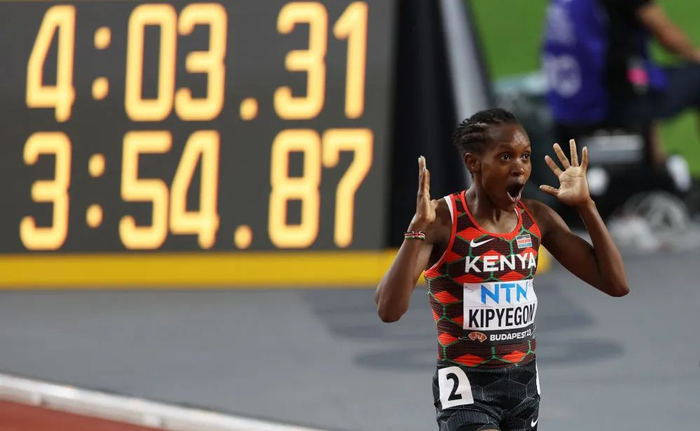 8月22日，肯尼亚选手基普页真冲过终点线后庆祝。新华社记者 李颖 摄