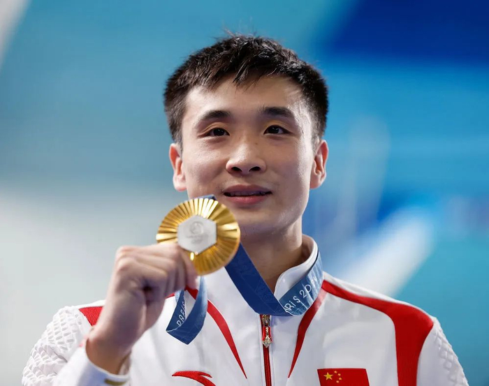 8月10日，冠军中国选手曹缘在颁奖仪式上。新华社记者 张玉薇 摄