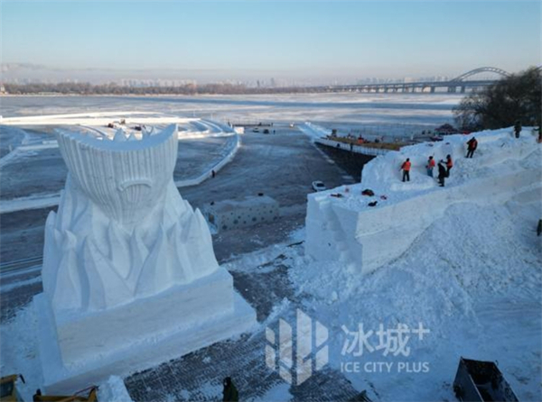松花江冰雪嘉年华入口处的“奥运冠军之城”奖杯样式雪雕。图源冰城+客户端