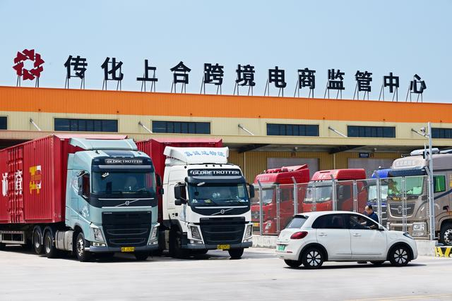 货车在传化上合跨境电商监管中心等待海关查验（2024年7月3日摄）。新华社记者 李紫恒 摄