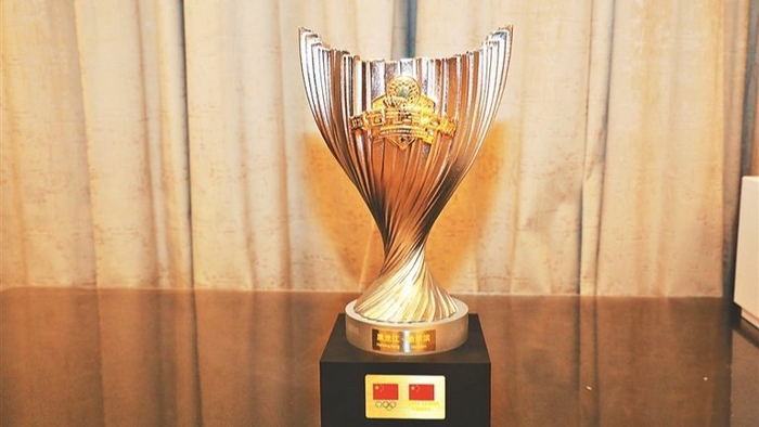 “奥运冠军之城”纪念奖杯。 图源央广网