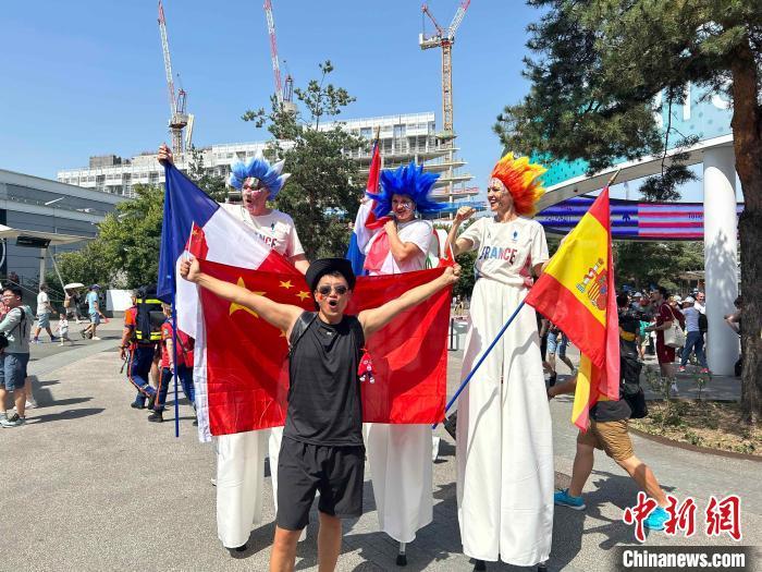 8月10日，来自新疆的任逍遥(黑衣)在赛场外感受“奥运氛围”。(受访者供图)