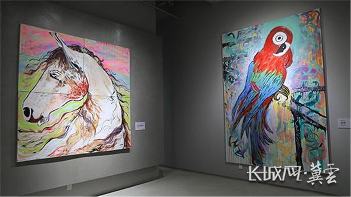 临空当代美术馆展览的绘画作品。长城网·冀云客户端记者 张航 摄
